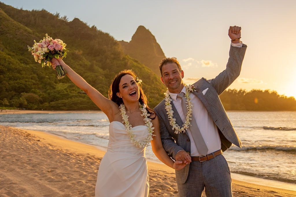 Couple in lush Kauaʻi landscape
